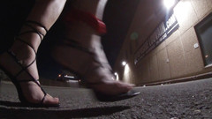JonasBen: La sissy matura travestito in un video all'aperto per divertimento...