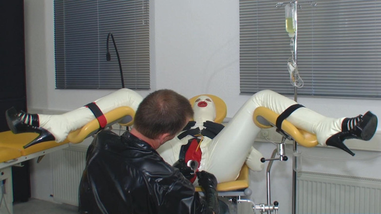 Rubber & Clinic Studio - 1ATOYS: Gumová děvka na gynekologii, část 1