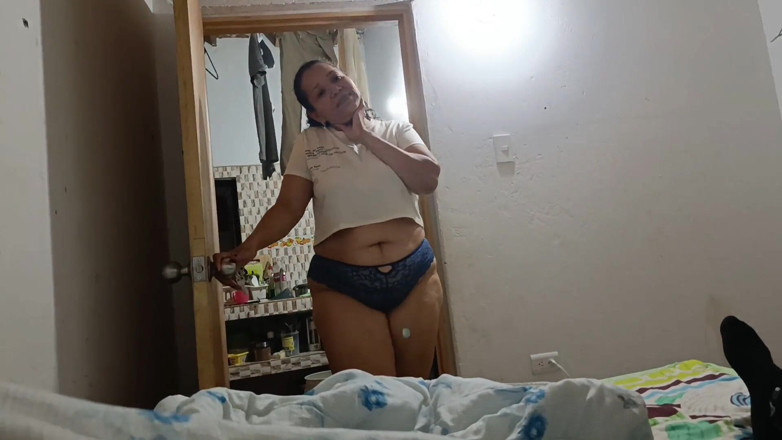Milfcaliente69: Milf com uma bunda grande tem seu primeiro trio com...