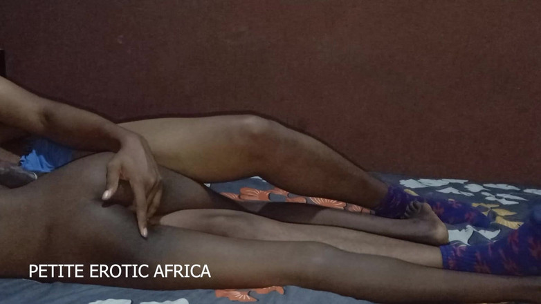 Petite Erotic Africa: Šukání africké teenagerky Amiry trapným způsobem v hotelovém Room.mp4