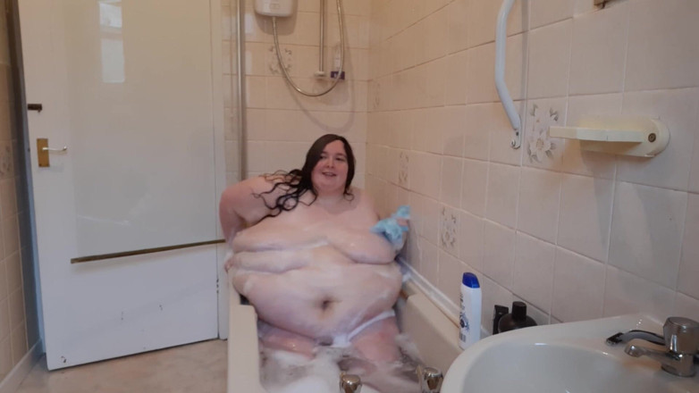 SSBBWLadyBrads: Товстушка розважається у ванні та трясе животом