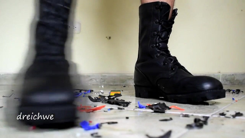 Dreichwe: Destroying some cars with my boots