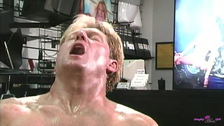 Naughty Black Girls: Hubená černá holka s velkými kozami se dostane do hardcore trojky...