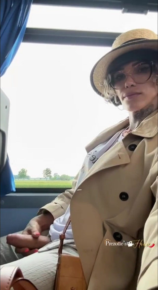 Prezottes_House: Ce ejaculare, lol Sabrina dă o ejaculare bună în autobuz, în timp...