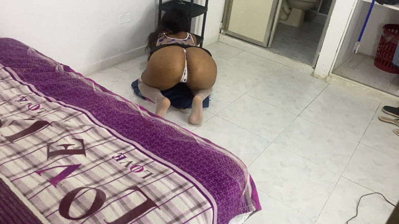jazminemaloneok: Я застукаю свою мачеху врасплох, и она показывает мне свое нижнее белье