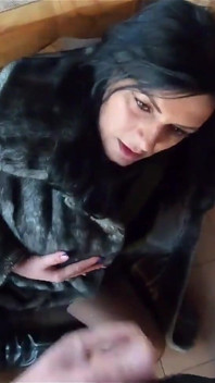 O curvă elegantă cu blană futută pe o masă de lemn și acoperită cu spermă de două ori