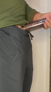 La matrigna allatta un grosso cazzo, usando la pompa del suo pene e facendo il suo cazzo gigante.