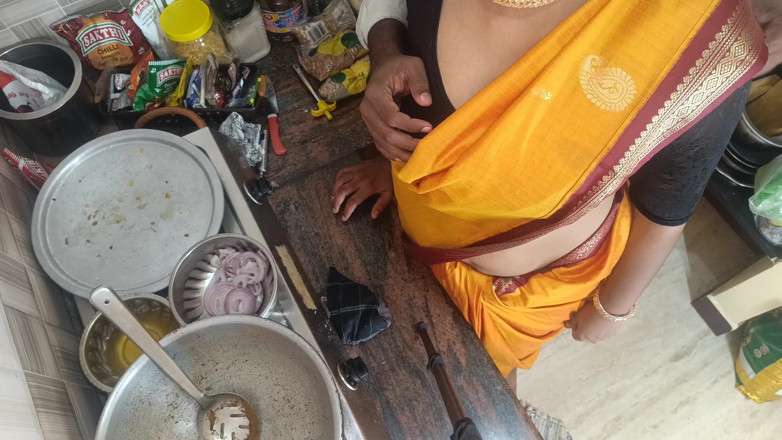 Palani69: Pembantu rumah tangga ngentot di dapur