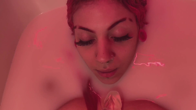 Nali Marie: Pancutan mani dalam mandi susu