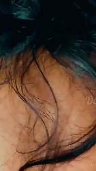 Desi büromädchen macht sich bereit für ihre freundin, auf dem bürostuhl zu ficken