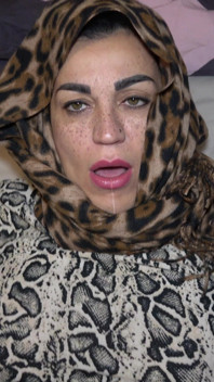Madrastra Musulmana En Hijab Chupa La Polla Del Hijastro Y Se La Follan
