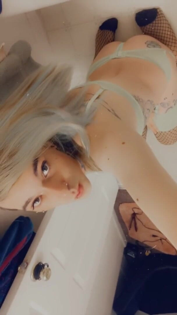 CarmenMelatonin: Sexy bikini-schätzchen will dich lutschen