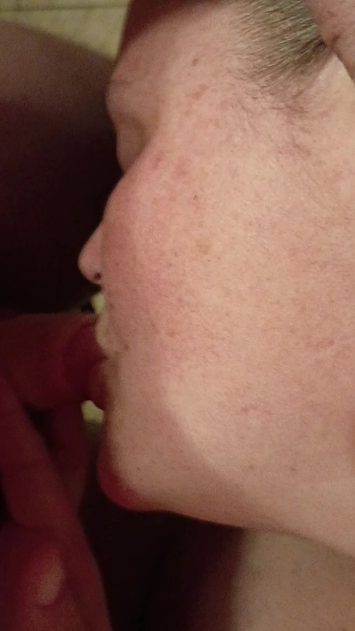 yaller62: Eccitando usando la mia rosa mentre succhia il cazzo di...