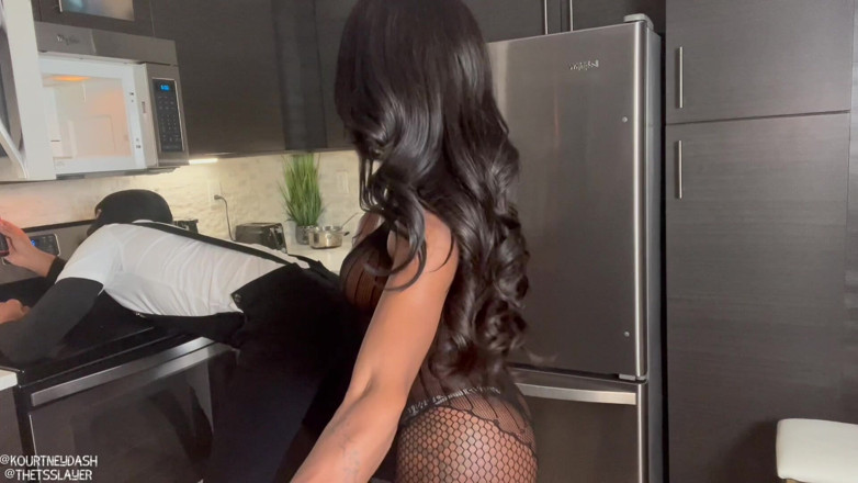 The xxx slayer - trans productions: Kourtney dash serve una grande carne in cucina