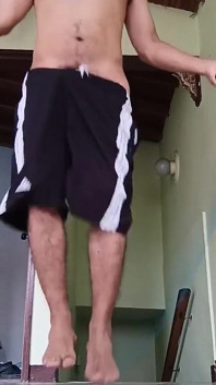 När jag tränar blir min kuk hård och mina byxor faller ner