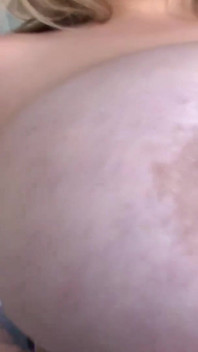 Sexy baculatá s obrovskými kozami špinavým bj výstřikem na obličej