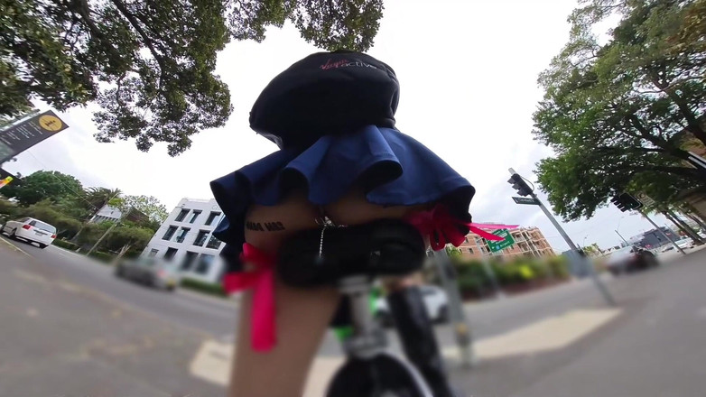 Asiansissypublic: Esibizionista che cammina e cavalca con plug anale, giarrettiera rossa...