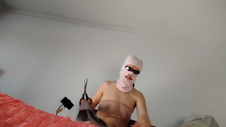 Amateur_MS: Sexy a nezbedná manželka zkouší oblečení, které stříhá.