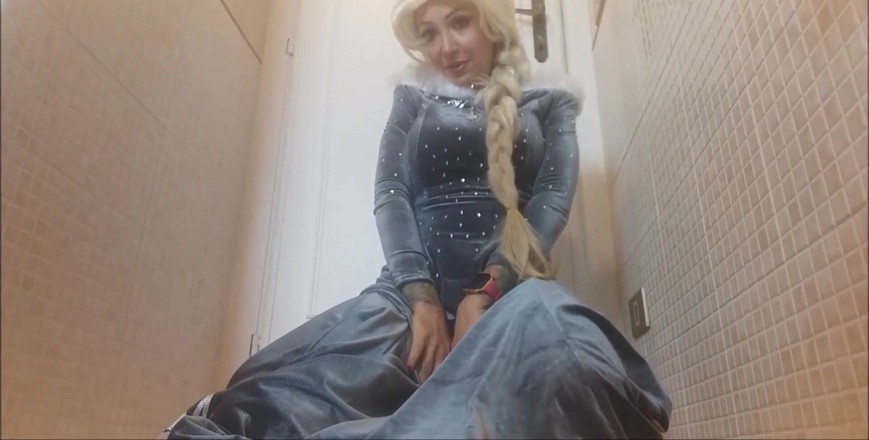 savannahamatoriale: Královna Elsa Nahá nabídka Ya Her Zadek! Ona není vůbec...