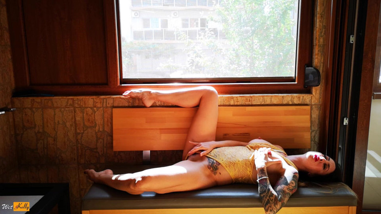 Wet Kelly: Máy bay bà già hứng tình chơi bên cạnh cửa...