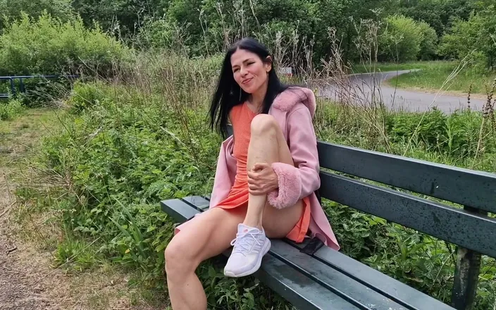 Nicky Brill: Nude Peeing