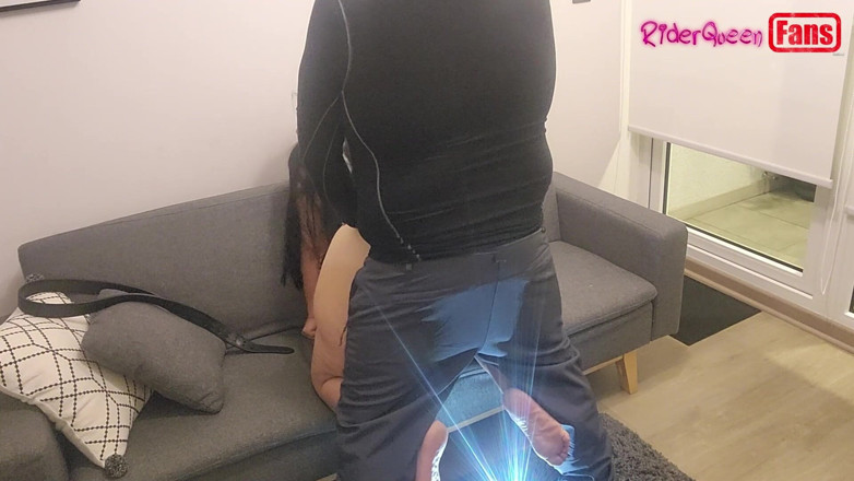 Riderqueen: Hayranlar için videolar, kanepede büyük göt