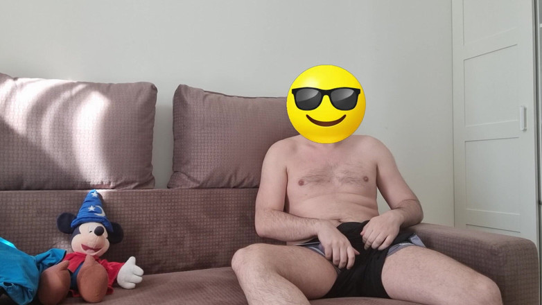 ShyCummerBoy: Ejaculare și degustare de spermă după o tachinare cu jucărie pufoasă