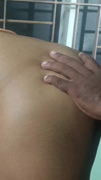 सुंदर जोड़े घर का बना रोमांस खिड़की की तरफ पीछे की स्थिति बनाते हैं