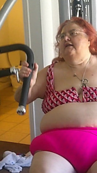 Duża Pielęgniarka Urody Vicki Ćwiczy Na Siłowni Część 1