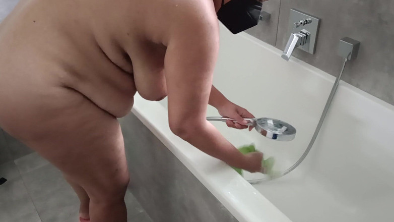 Natural-Woman-Silke: Công việc nhà khỏa thân