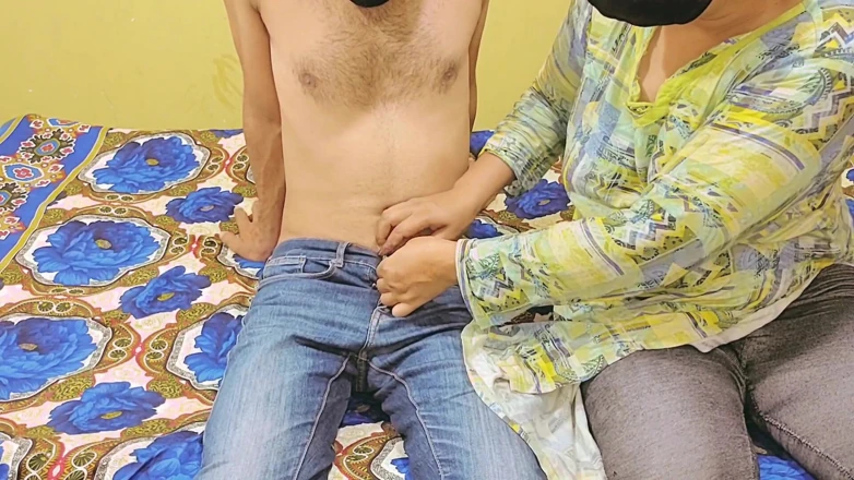 Desi Pakistani Bhabhi Gets Big Dick in Tight Pussy