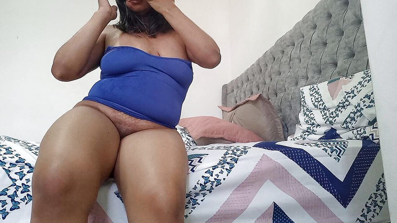 PATY PATY: Madrastra caliente haciendo lo suyo en su cama con una...