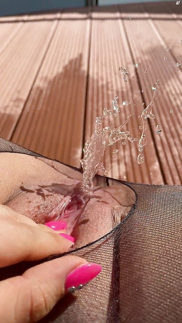 Josefine Schmied: 太陽の光を浴びてバルコニーで小便