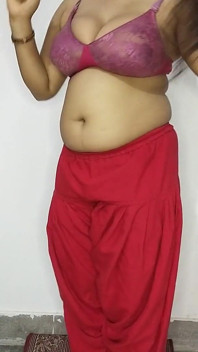 Indian - fată drăguță desi de 18 ani, spectacol complet nud