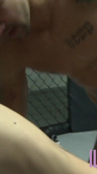 Rubia tatuada le encanta follar y chupar una gran polla