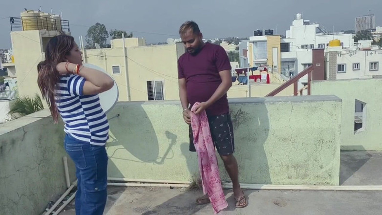 Sona bhabhi: 初めて屋上で義理の妹とセックス、インド系義理の兄弟と義理の姉妹のセックスビデオ