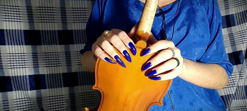 Goddess Li: Blauwe nagels en een viool