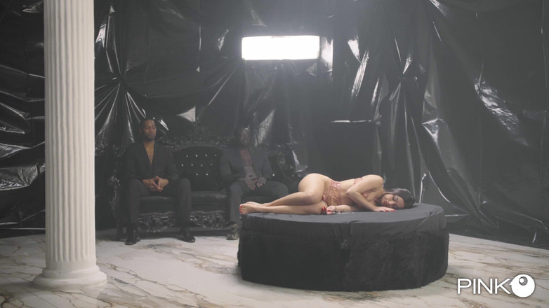 Pinko Club: Martina、尼古龙和两位黑人让她在DP中喷射