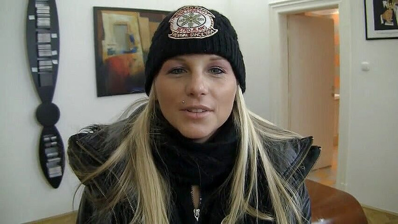 Rocco Siffredi porn: Troia bionda succhia e cavalca un grosso e duro wang