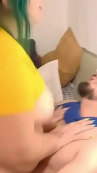 Miku brasiliana rimane bloccata sulle scale e kaito le dà più di una mano