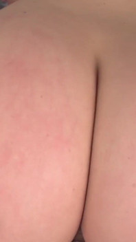 Sa chatte monstrueuse humide crie pour une baise de bite dure