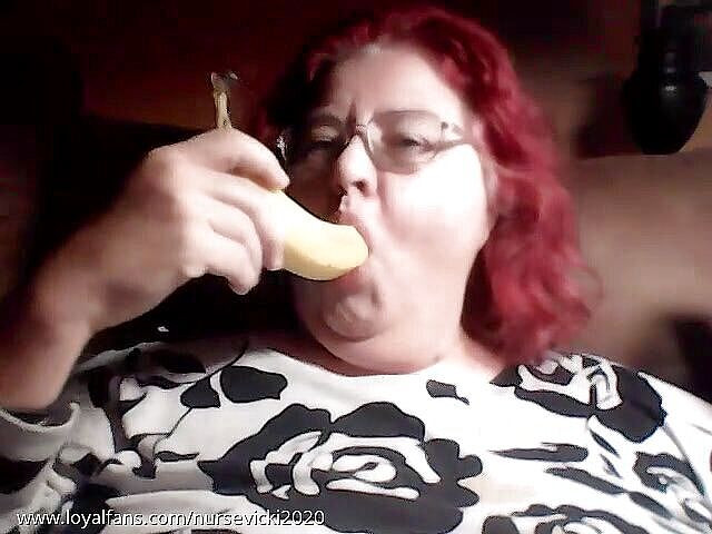 BBW nurse Vicki adventures with friends: Live cam - perawat lagi makan pisang vicki