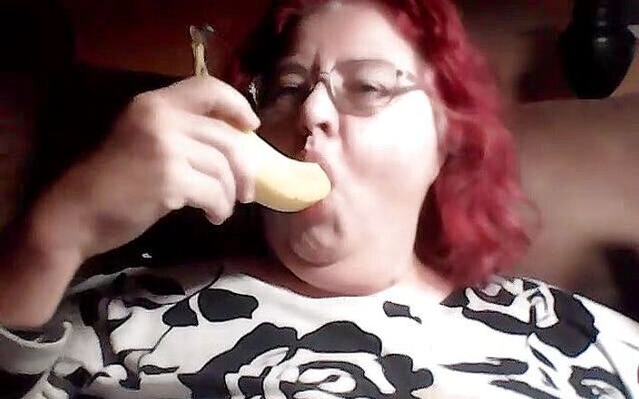 BBW nurse Vicki adventures with friends: Live-cam, bananenfressende krankenschwester Vicki