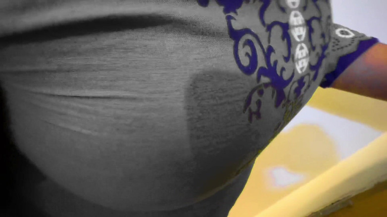 Aria Mia: Desiセクシーな巨大なお尻&amp;巨乳義理の母whilecleaning room, son-in-law取得熱いし、その後彼女をファック