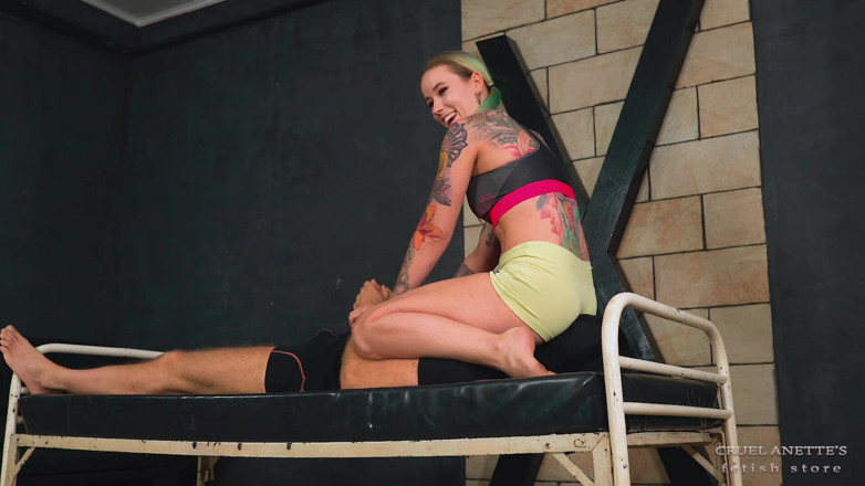 Cruel Anettes fetish world: Em shorts de academia na cabeça