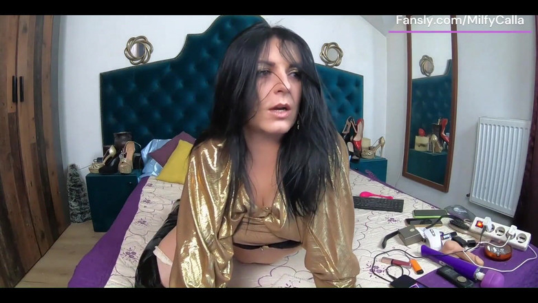 MilfyCalla: Gouden plagen op het bed glanzende laarzen