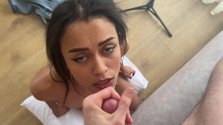 Andres Acosta: 痩せた19歳のティーンの継娘、胸が小さい 継父と一人で家にいる