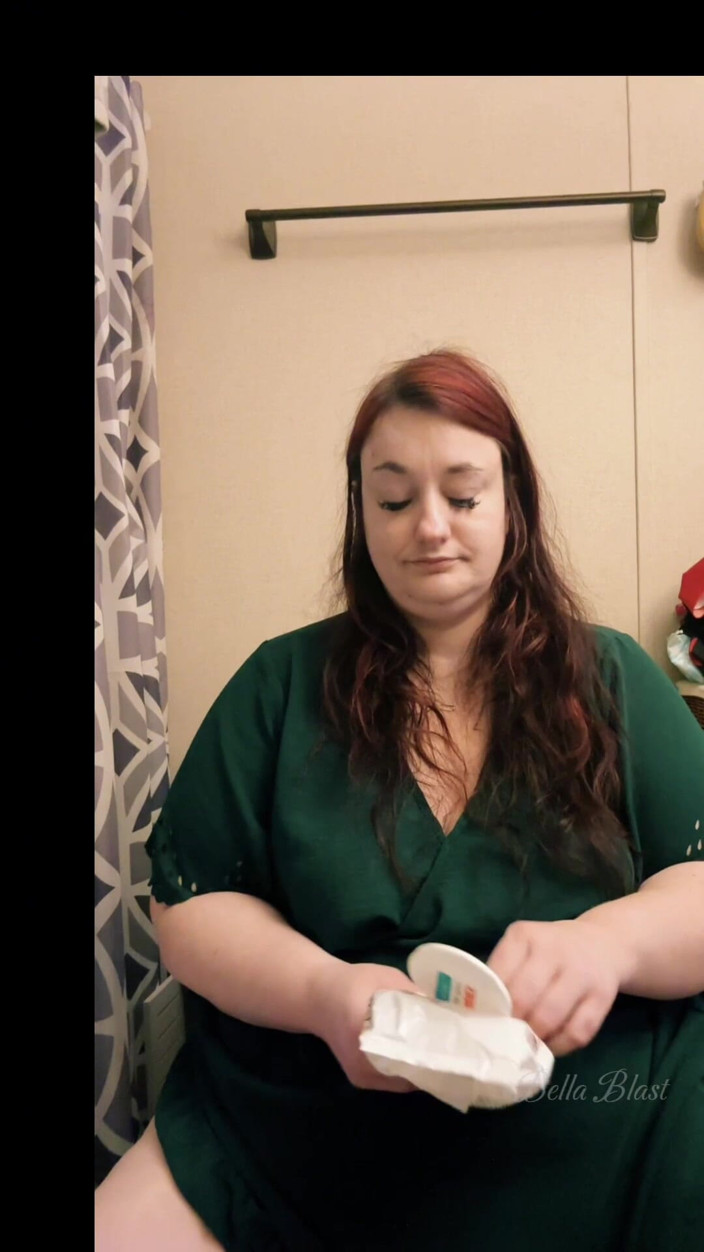 BellaBlast: Esclavage dans les toilettes, sous-moi, à votre place