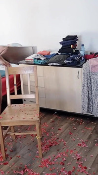 Ibu tiri lagi asik bersenang-senang sambil bugil bareng roses.
