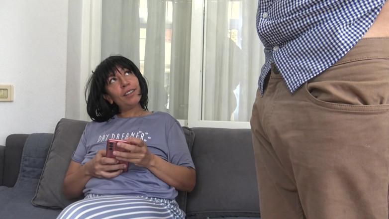 Stepmom Susan: Mama mea vitregă a făcut poze cu pula mea pentru...